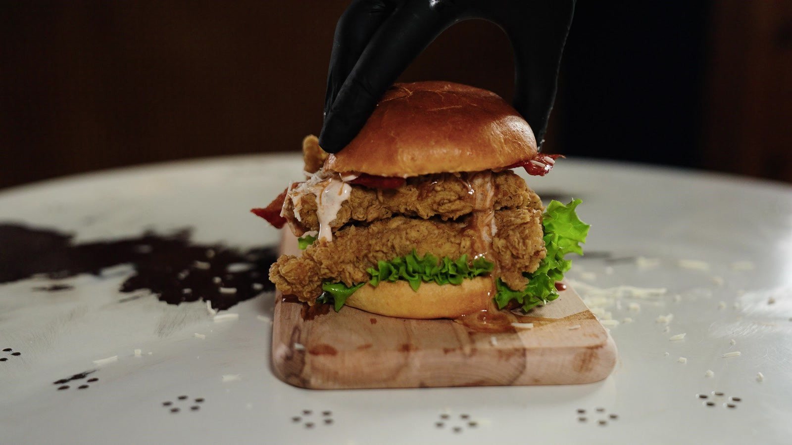 Hamburguesa de pollo frito crujiente de Harold's, con bacon, lechuga y pan brioche